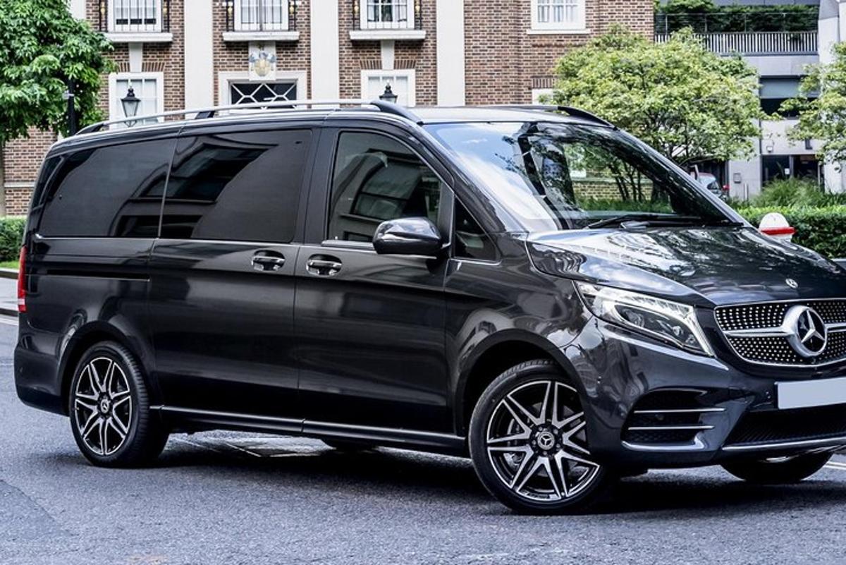 Černá dodávka Mercedes Benz zaparkovaná na parkovišti