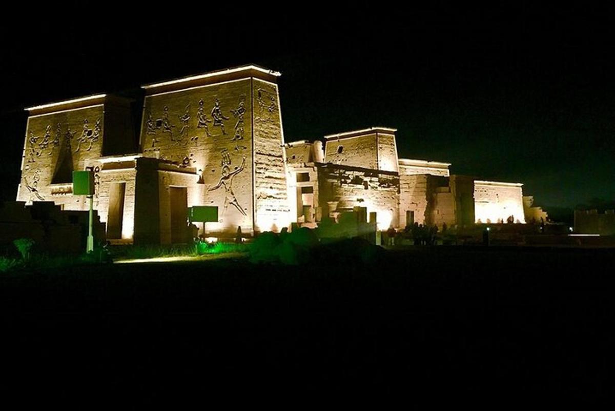ein großes Gebäude mit Schrift darauf in der Nacht