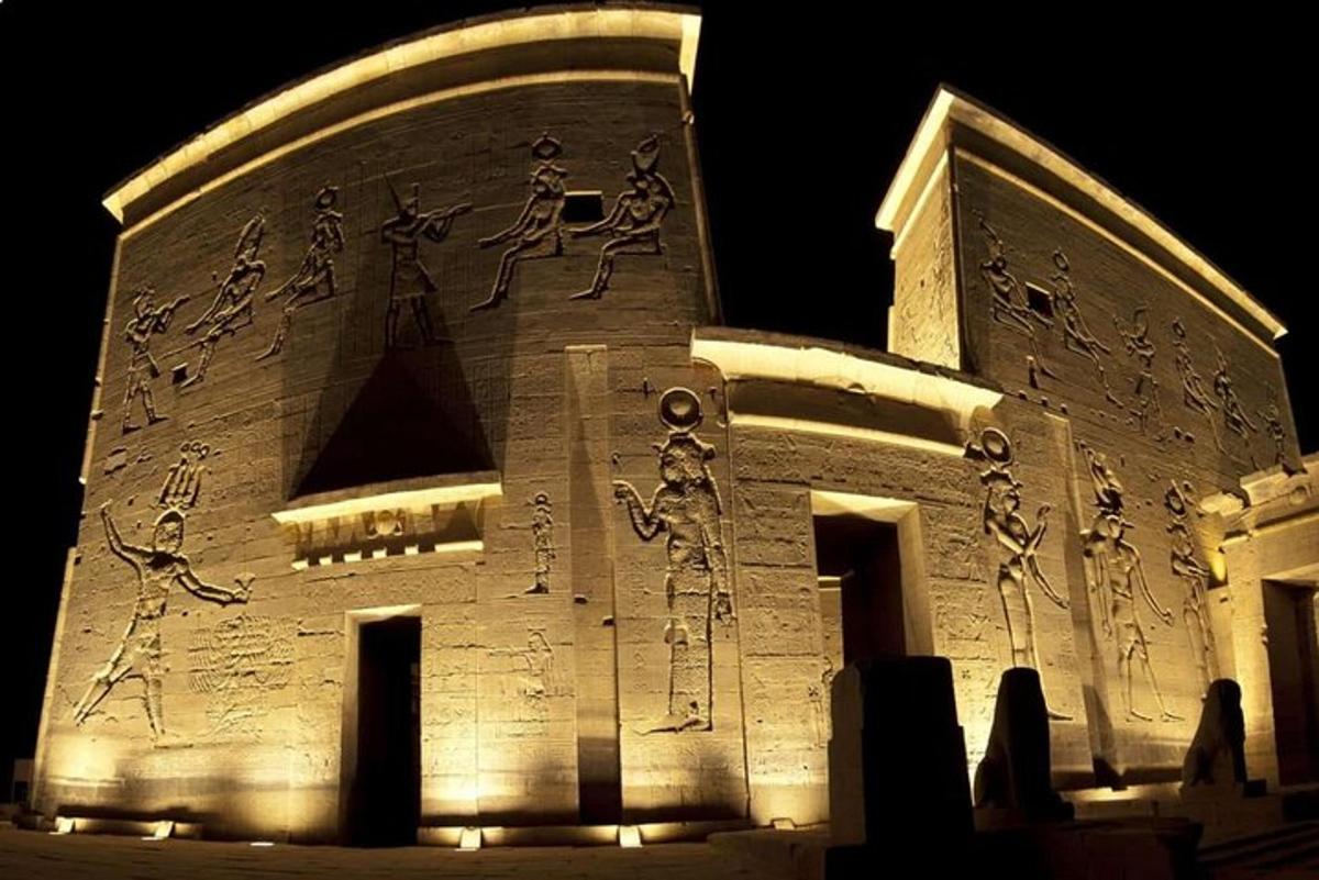 ein Gebäude mit Hieroglyphen an der Seite
