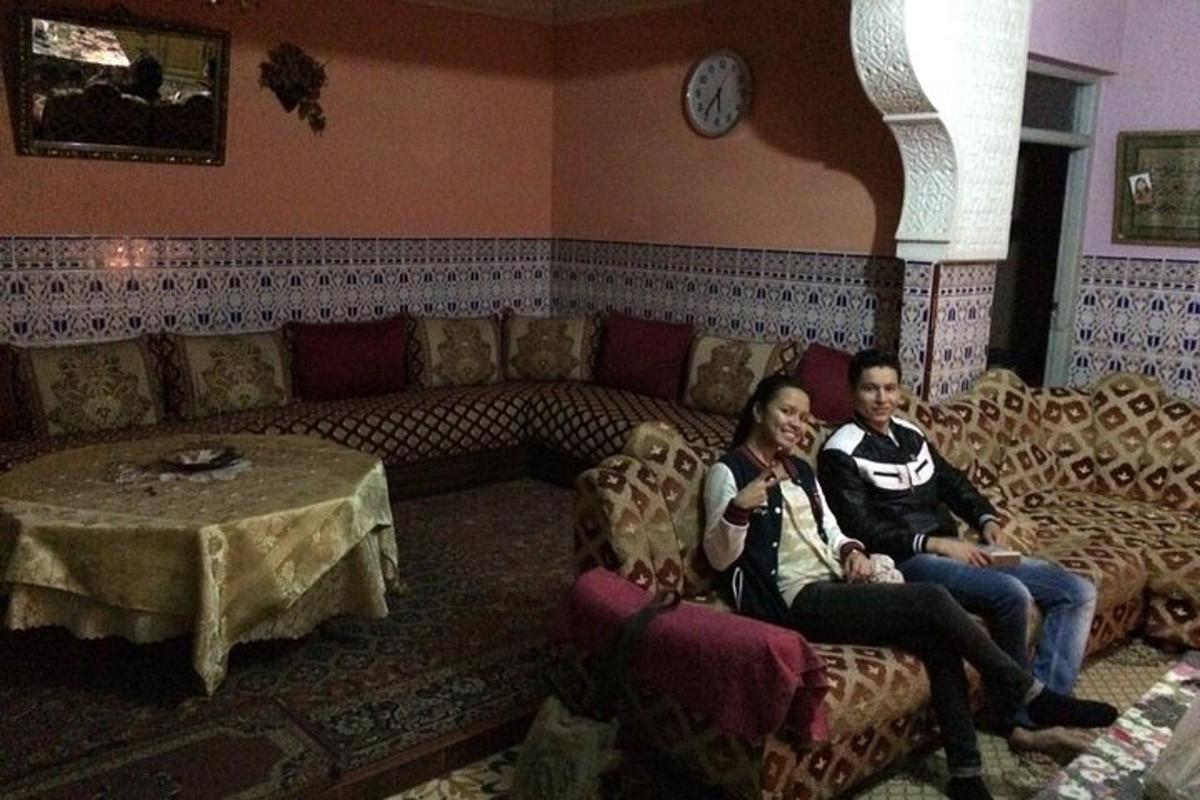 dues persones assegudes en un sofà a la sala d'estar