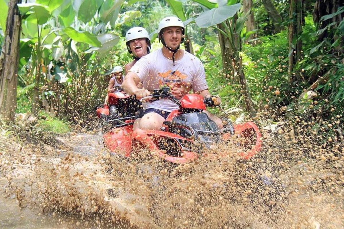 Dos hombres viajando en una balsa en el agua