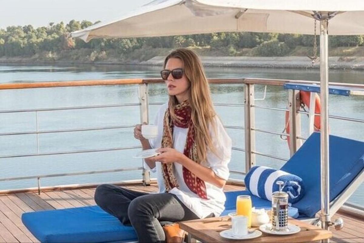 egy nő ül egy hajó fedélzetén