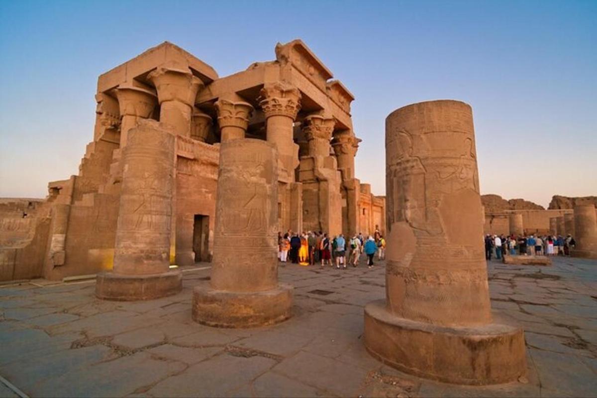 un grup de persones dempeus davant d'un edifici