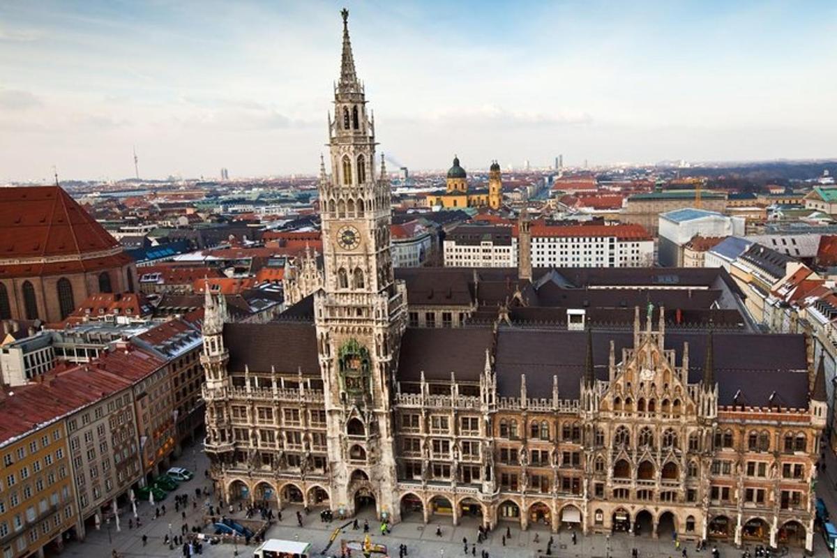 un grande edificio con una torre dell'orologio in una città