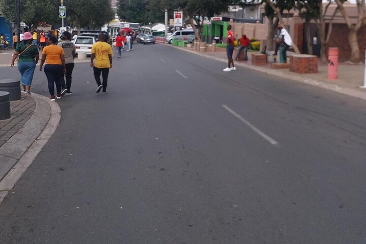 un gruppo di persone che camminano lungo una strada