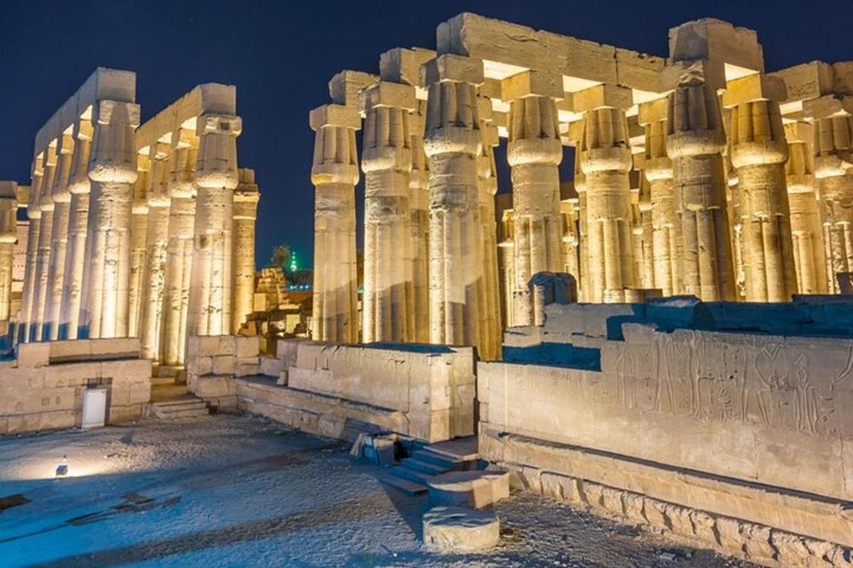 Un edificio con columnas en el frente por la noche.