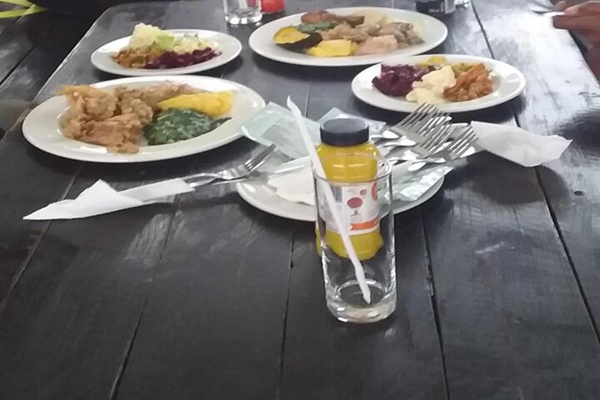 ein Tisch mit Tellern voller Essen und einer Flasche Öl