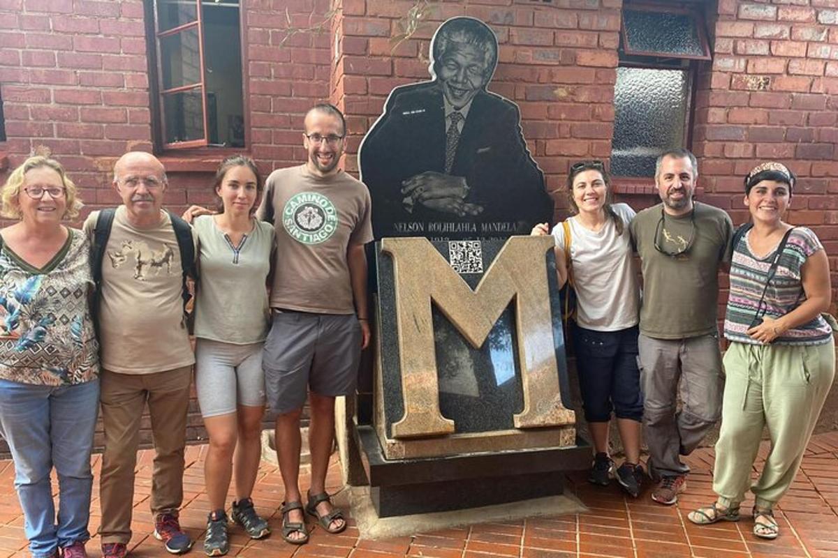 un gruppo di persone in piedi davanti a una statua
