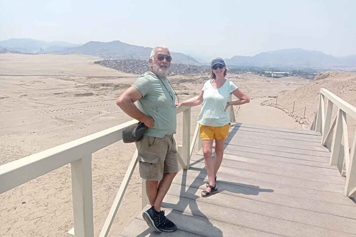 Un hombre y una mujer de pie en un paseo marítimo