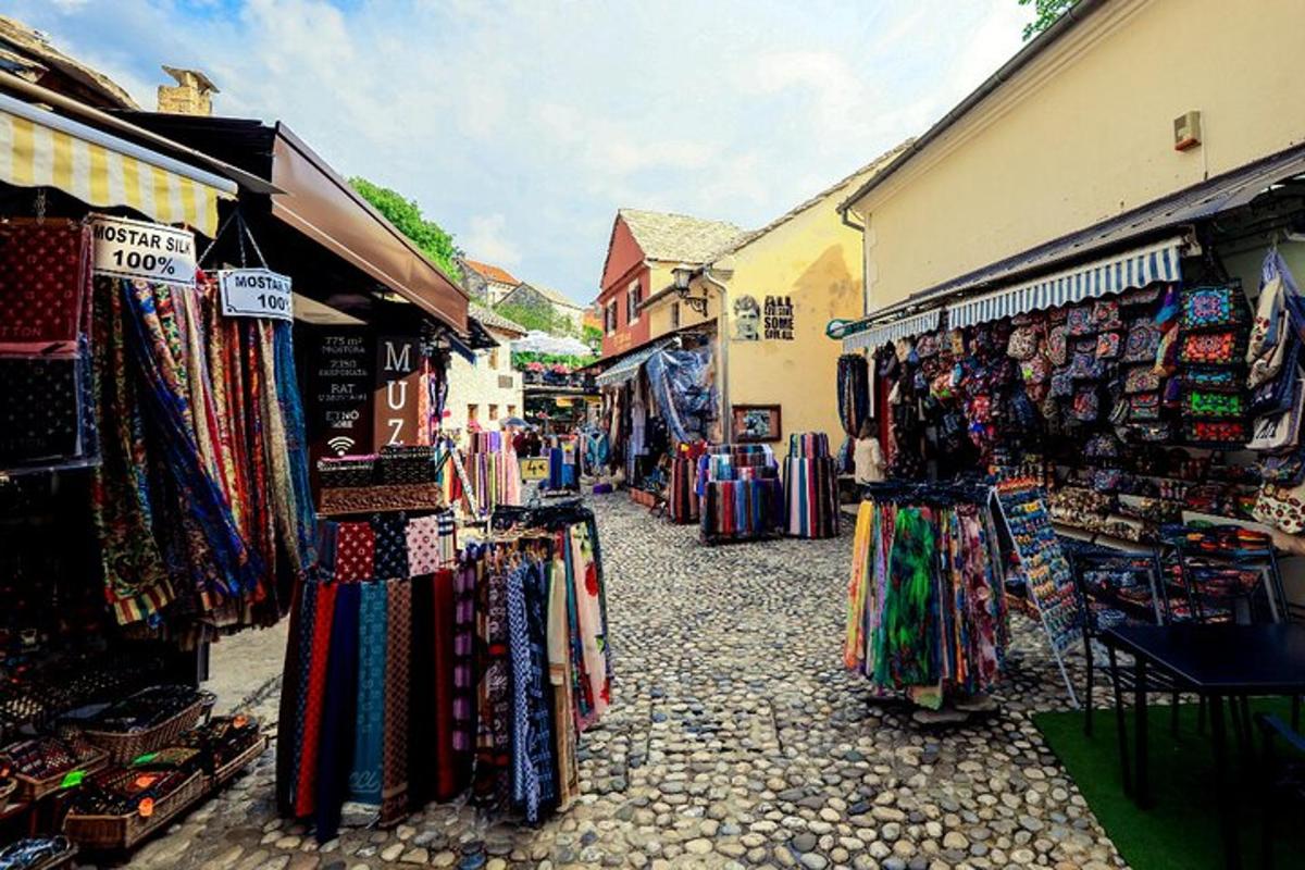 tänav, kus on hunnik poode turul