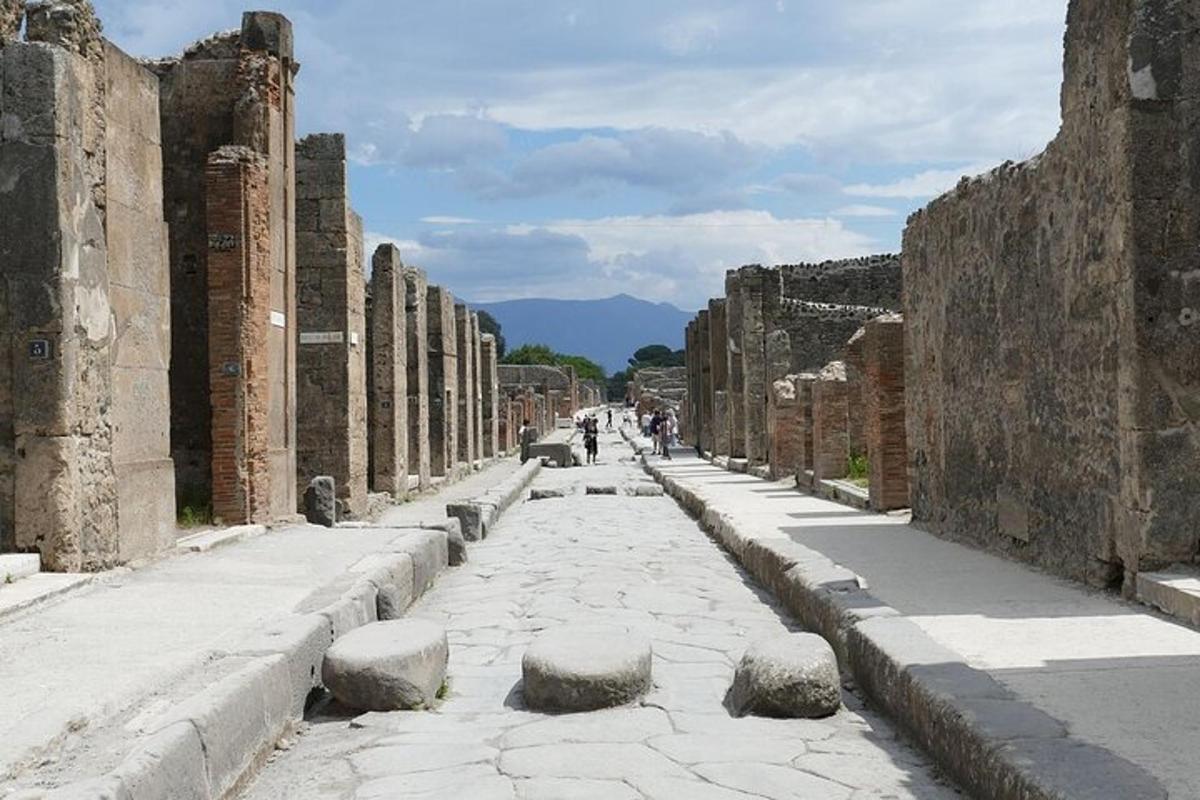 una calle en las ruinas de la antigua ciudad