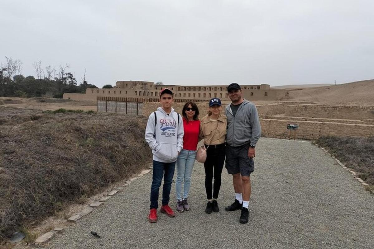 um grupo de três pessoas posando para uma foto em frente a um castelo