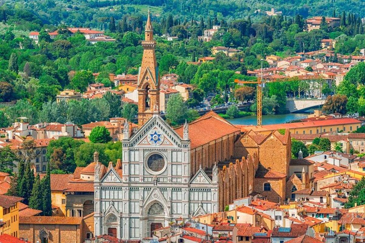 uma grande igreja com uma torre em uma cidade