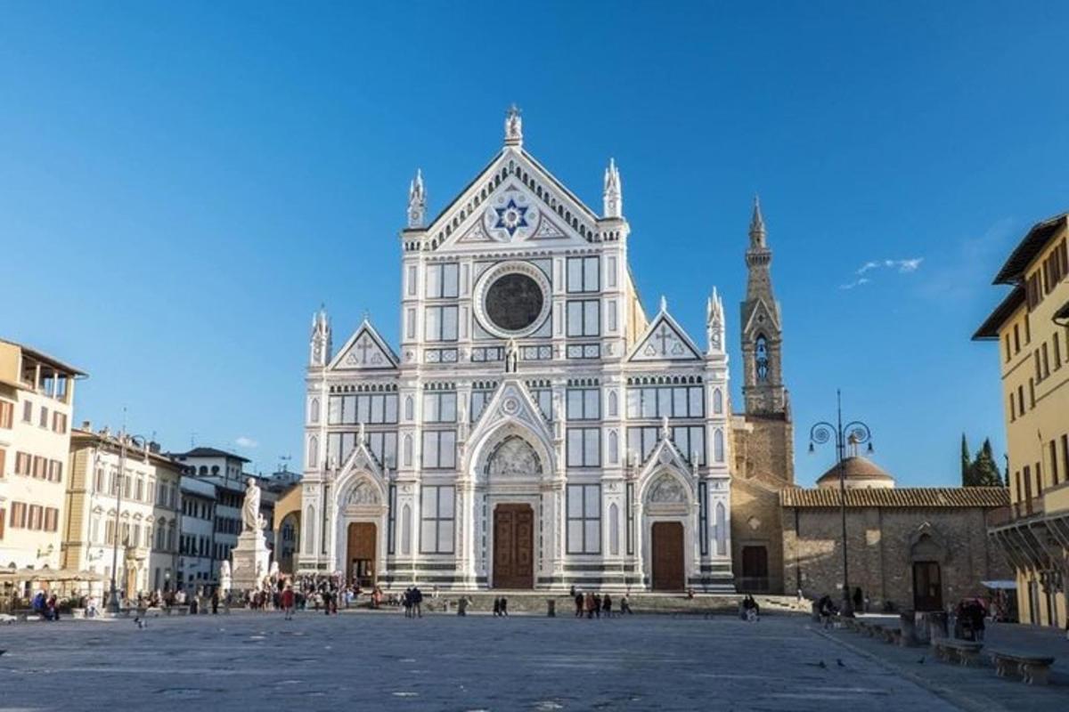 una grande chiesa bianca con un orologio sulla facciata