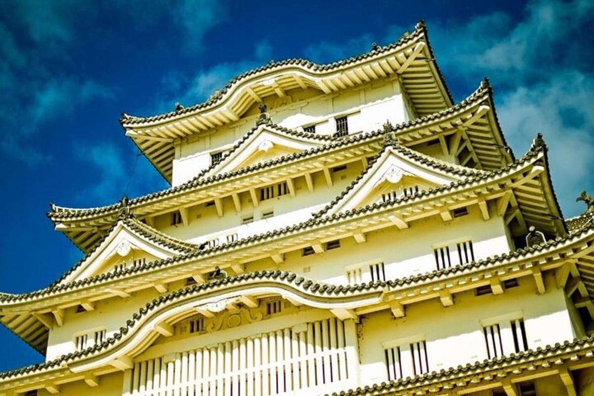 空を背景にした高い白い建物