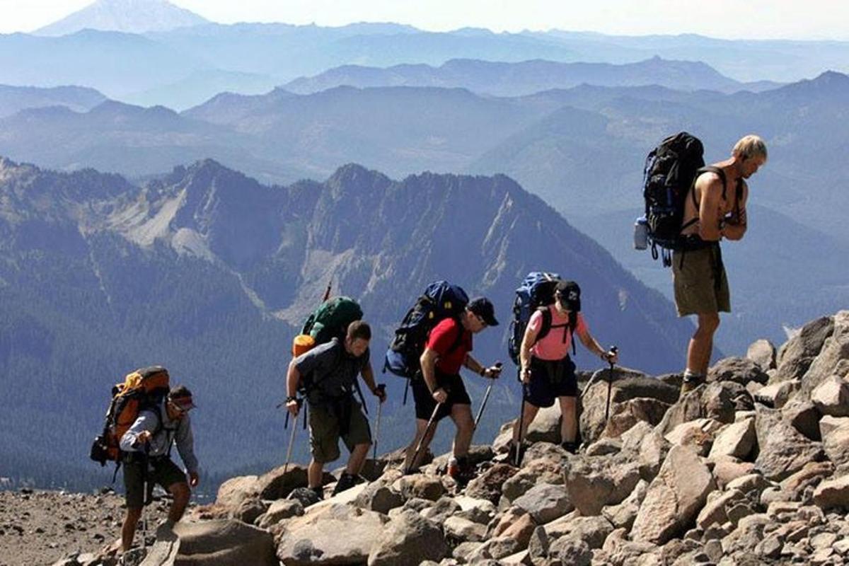 sekumpulan orang mendaki gunung
