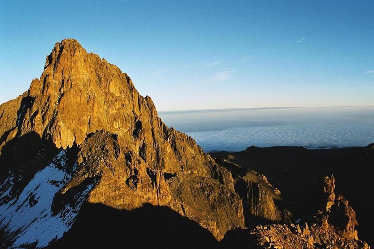 pemandangan gunung dengan matahari bersinar di atasnya