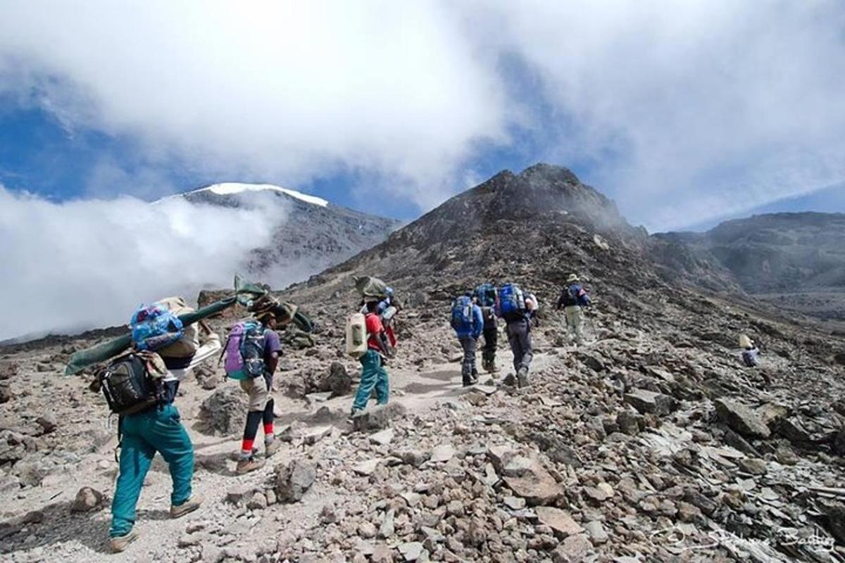 um grupo de pessoas caminhando em uma montanha rochosa