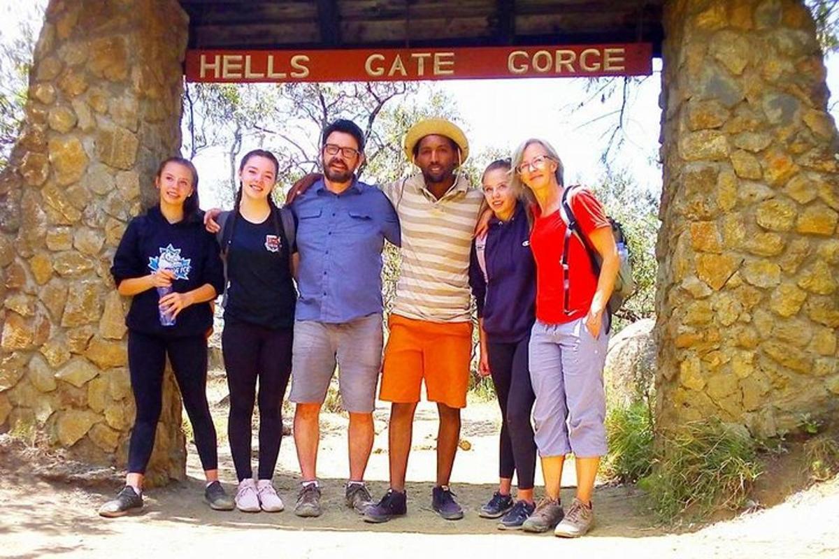 un gruppo di persone in posa per una foto sotto un cartello