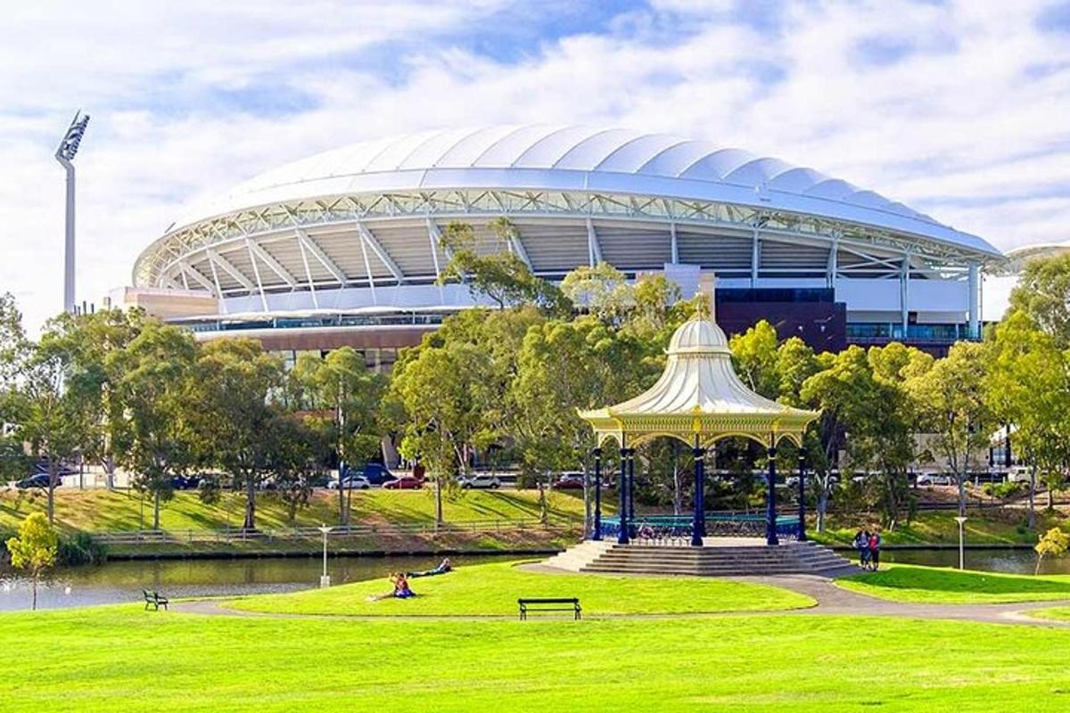 ein Stadion mit Pavillon vor einem Park