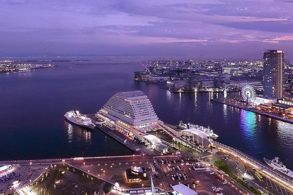 una vista aerea di una città e dell'acqua di notte