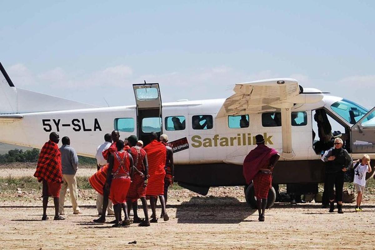 eine Gruppe von Menschen steht um ein kleines Flugzeug herum