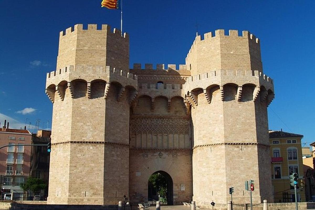 Un edificio con dos torres con una bandera en la parte superior.