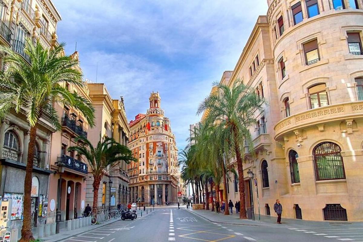 Una calle vacía de la ciudad con palmeras y edificios.