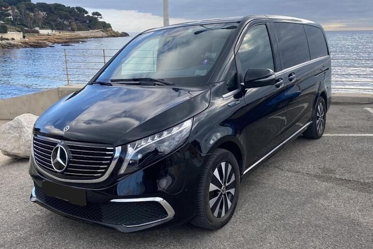 černé auto zaparkované na parkovišti u vody