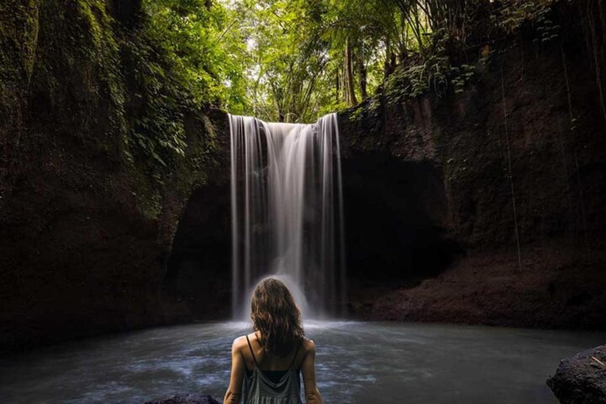 una donna in piedi davanti a una cascata