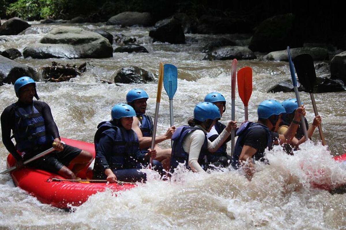 um grupo de pessoas em uma jangada em um rio