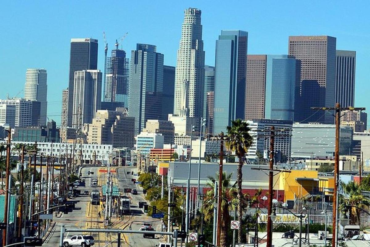 una vista di una città con un gruppo di edifici alti