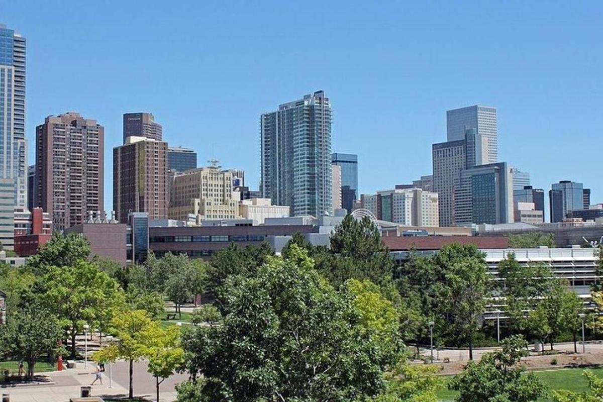 una vista dello skyline di una città con edifici alti