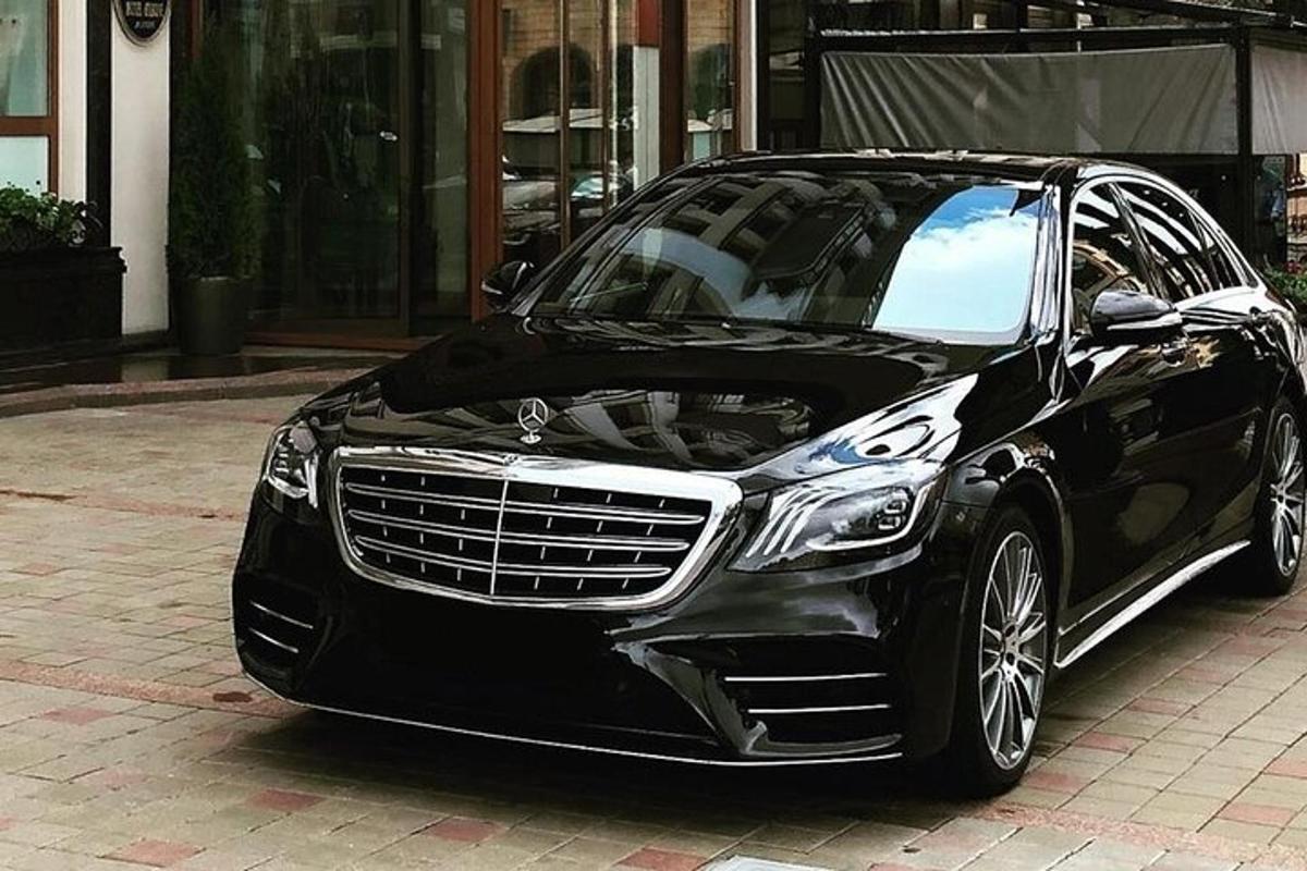 černé auto zaparkované před budovou