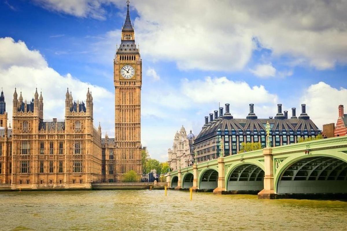 un edificio con una torre dell'orologio e il Big Ben