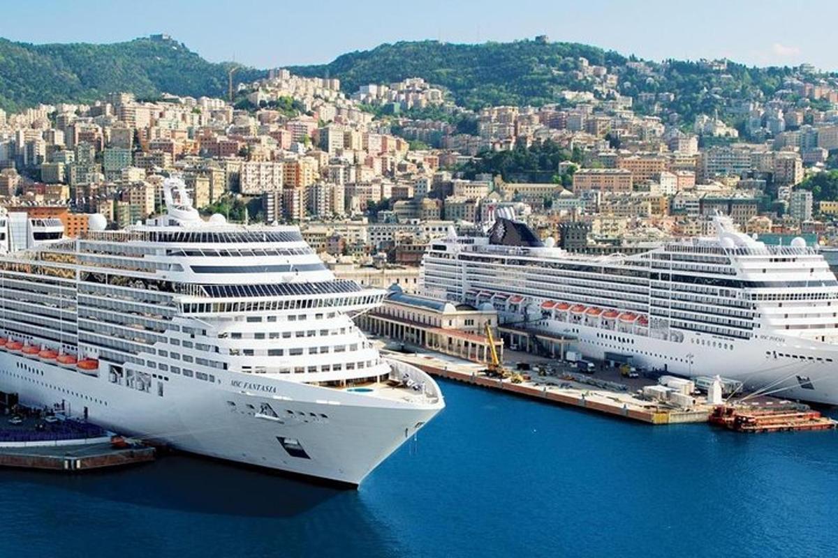 due navi da crociera sono attraccate in un porto