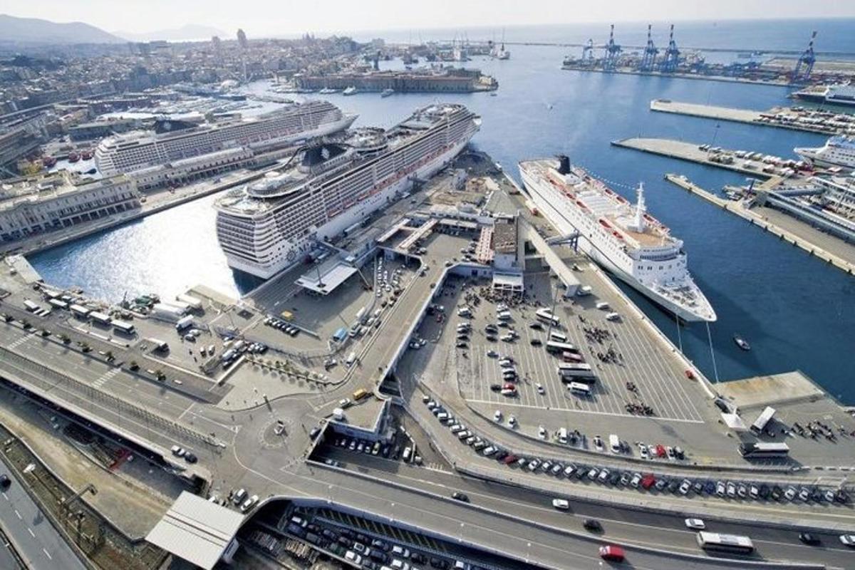 o vedere aeriană a unui port cu două nave de croazieră