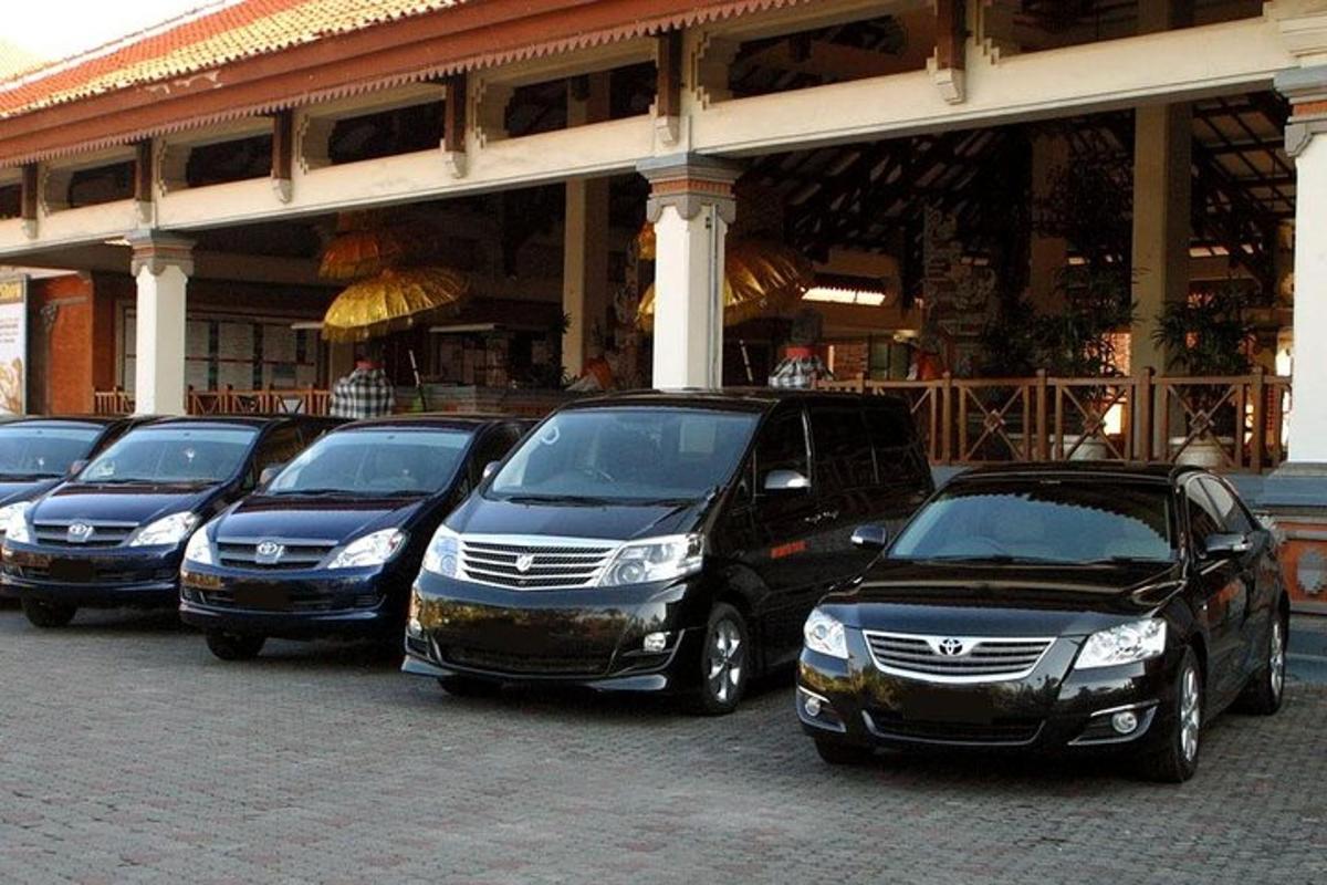 una fila di auto parcheggiate davanti a un edificio