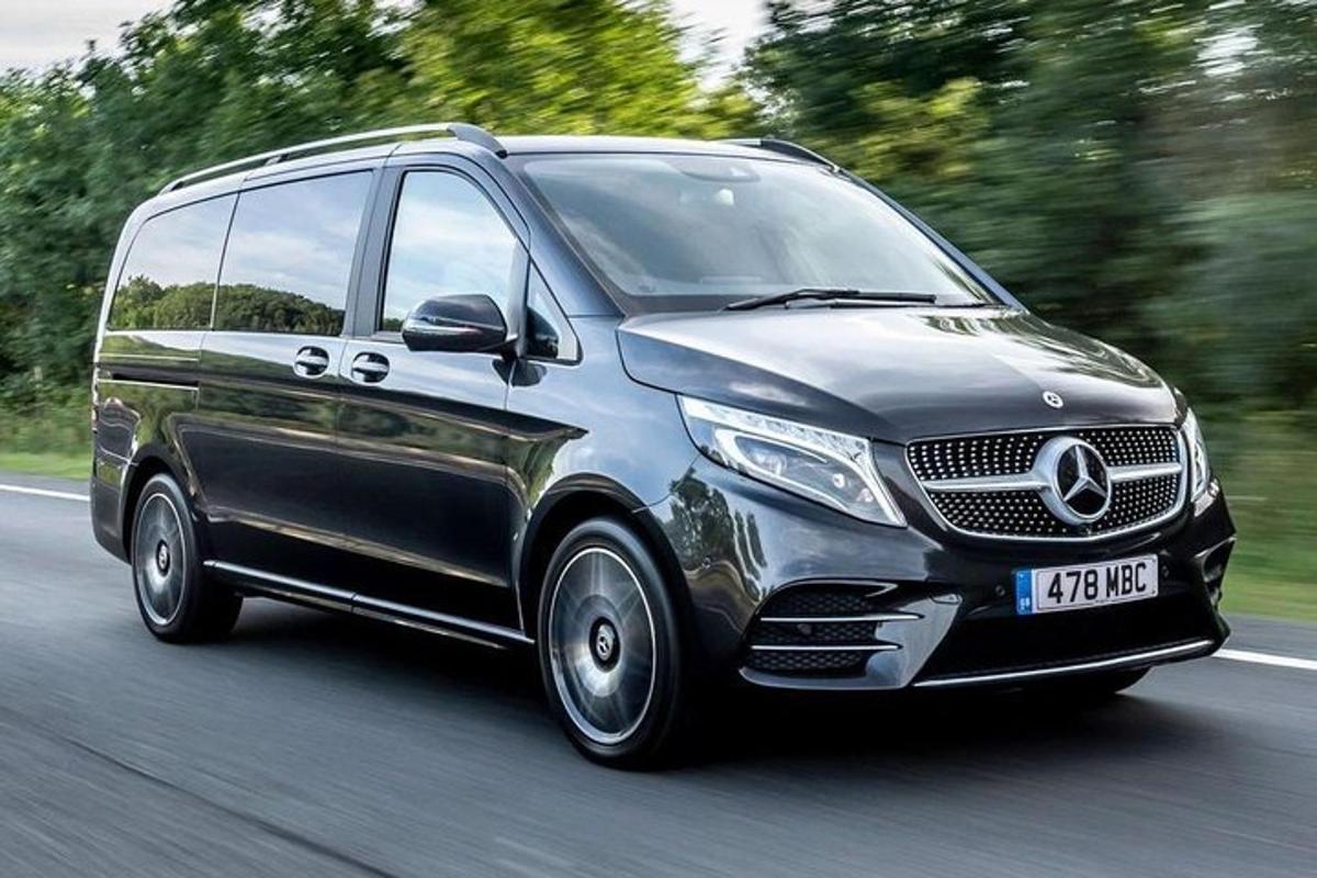 một chiếc xe tải mercedes benz đang chạy trên đường