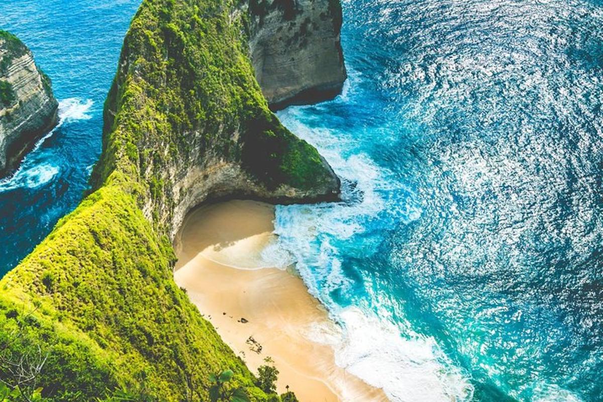una vista aerea di una spiaggia vicino all'oceano