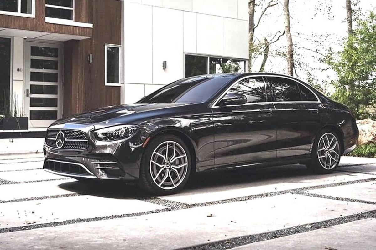 černé auto zaparkované před domem