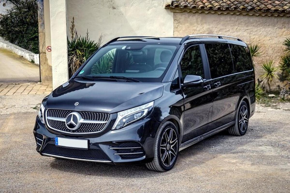 črn avtomobil znamke mercedes benz, parkiran na parkirišču