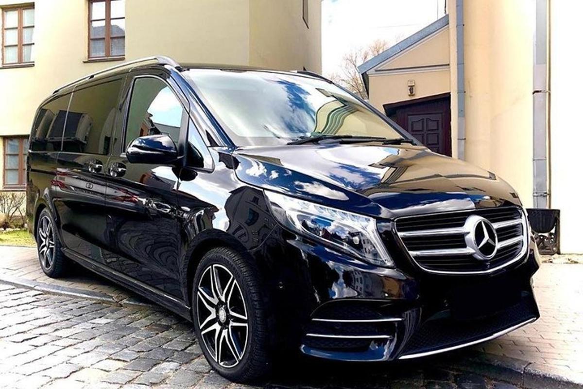 černé auto zaparkované na cihlové ulici