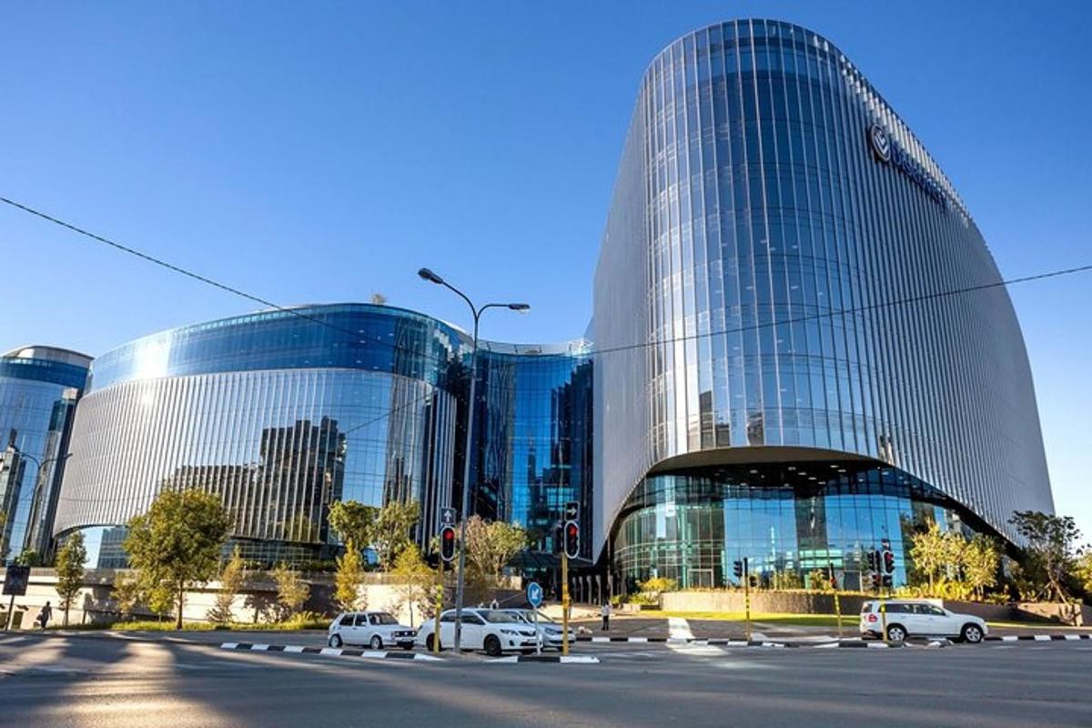 un gran edifici amb cotxes aparcats davant