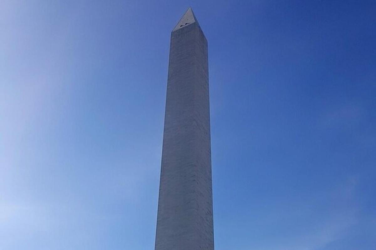 Pohled na Washingtonský monument proti modré obloze