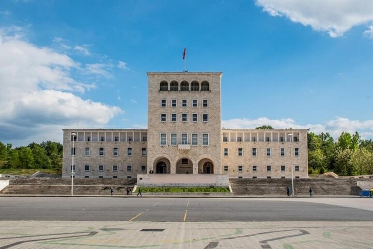 velika opečnata stavba z zastavo na vrhu