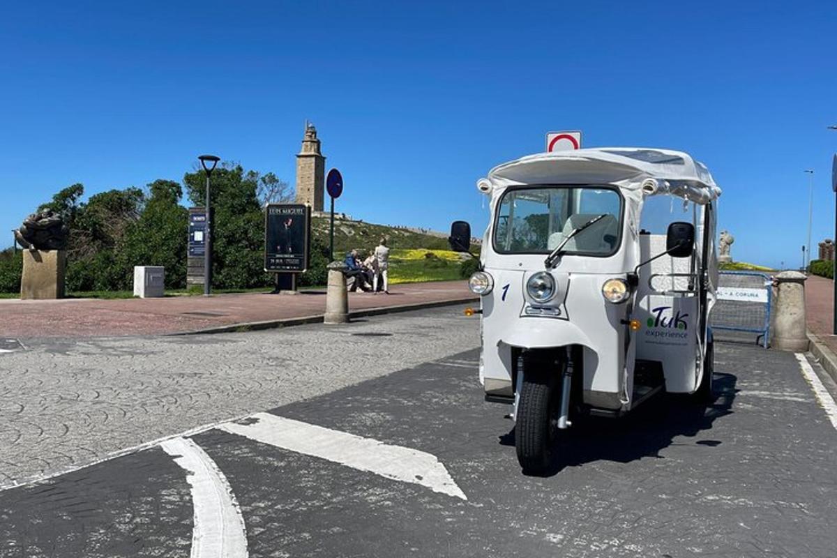 parklas pargitud väike valge sõiduk
