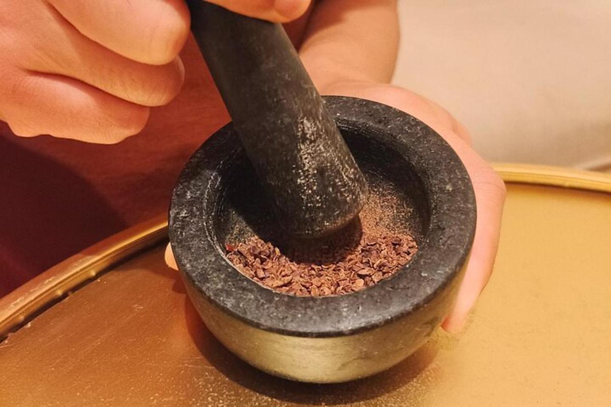 inimene, kes hoiab potti nuga käes