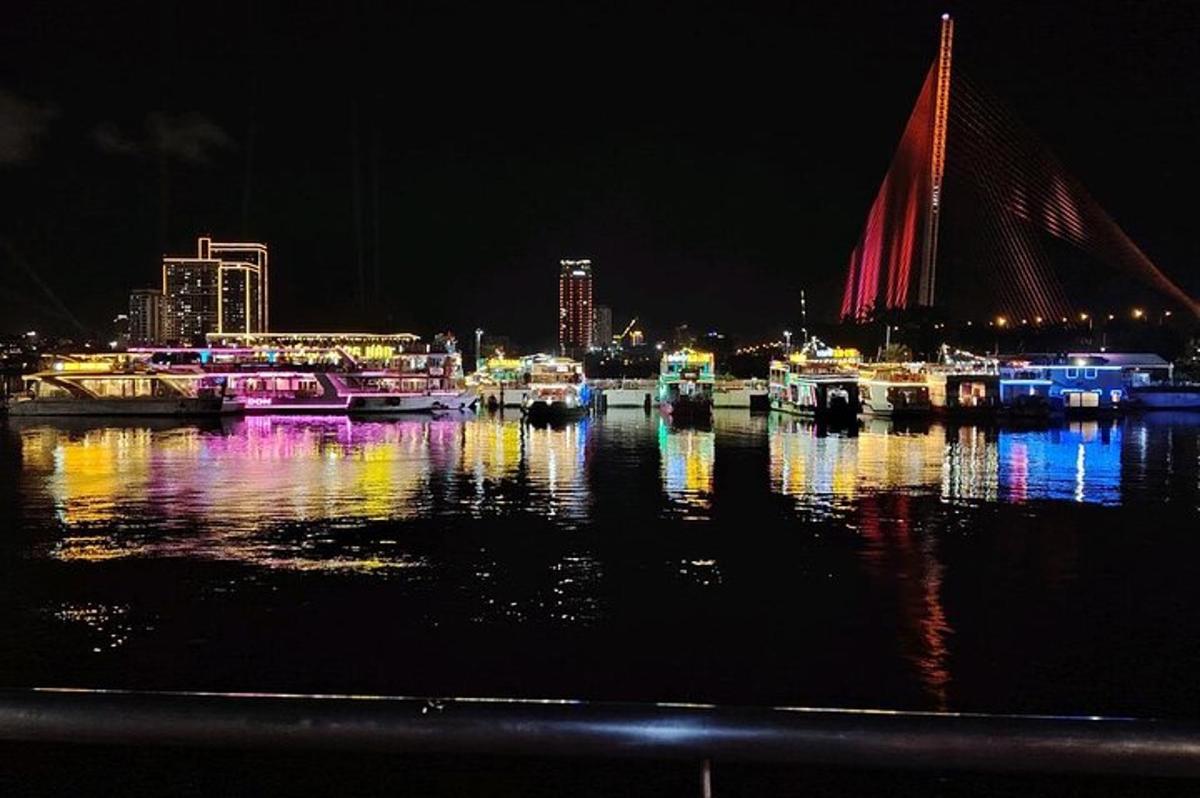 un grup de vaixells atracats en un port a la nit
