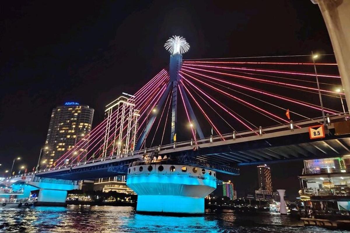 un pont amb una palmera a la nit